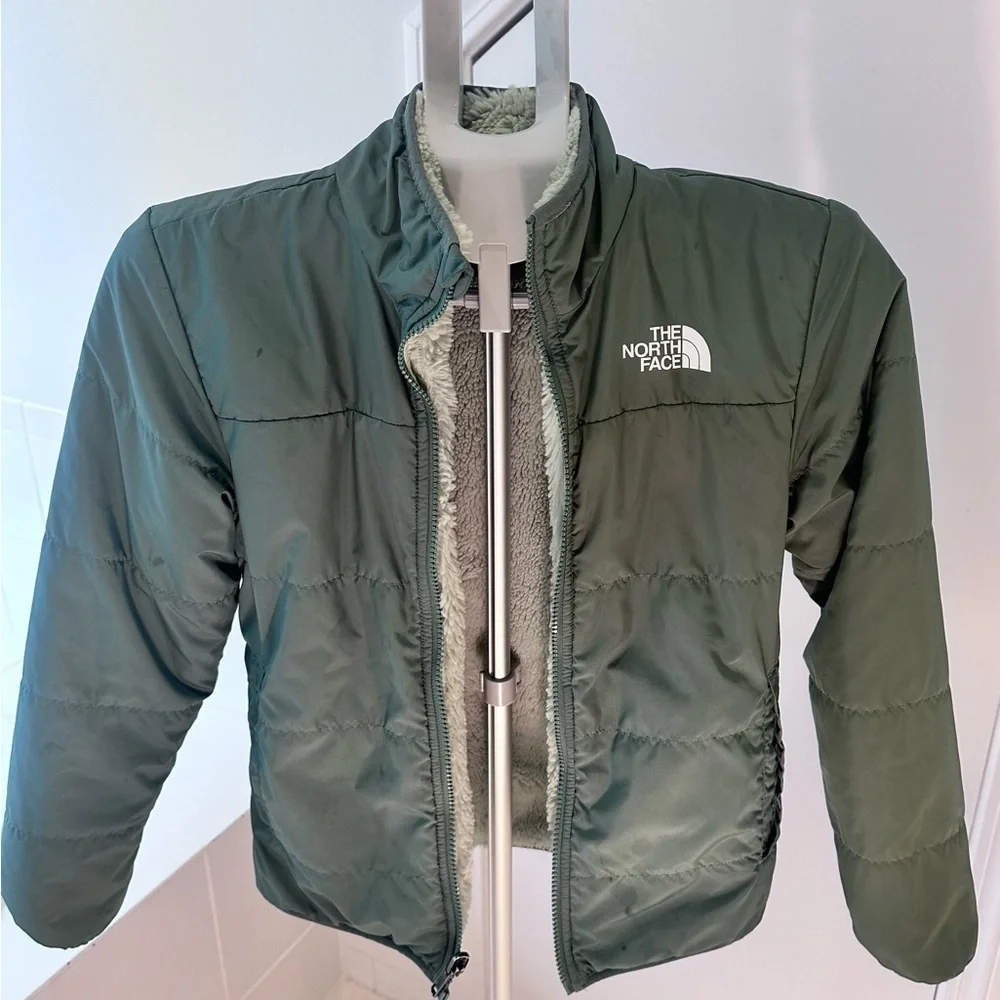 The North Face Girls Reversible Mossbud Swirl Jacket in Green Size Youth M